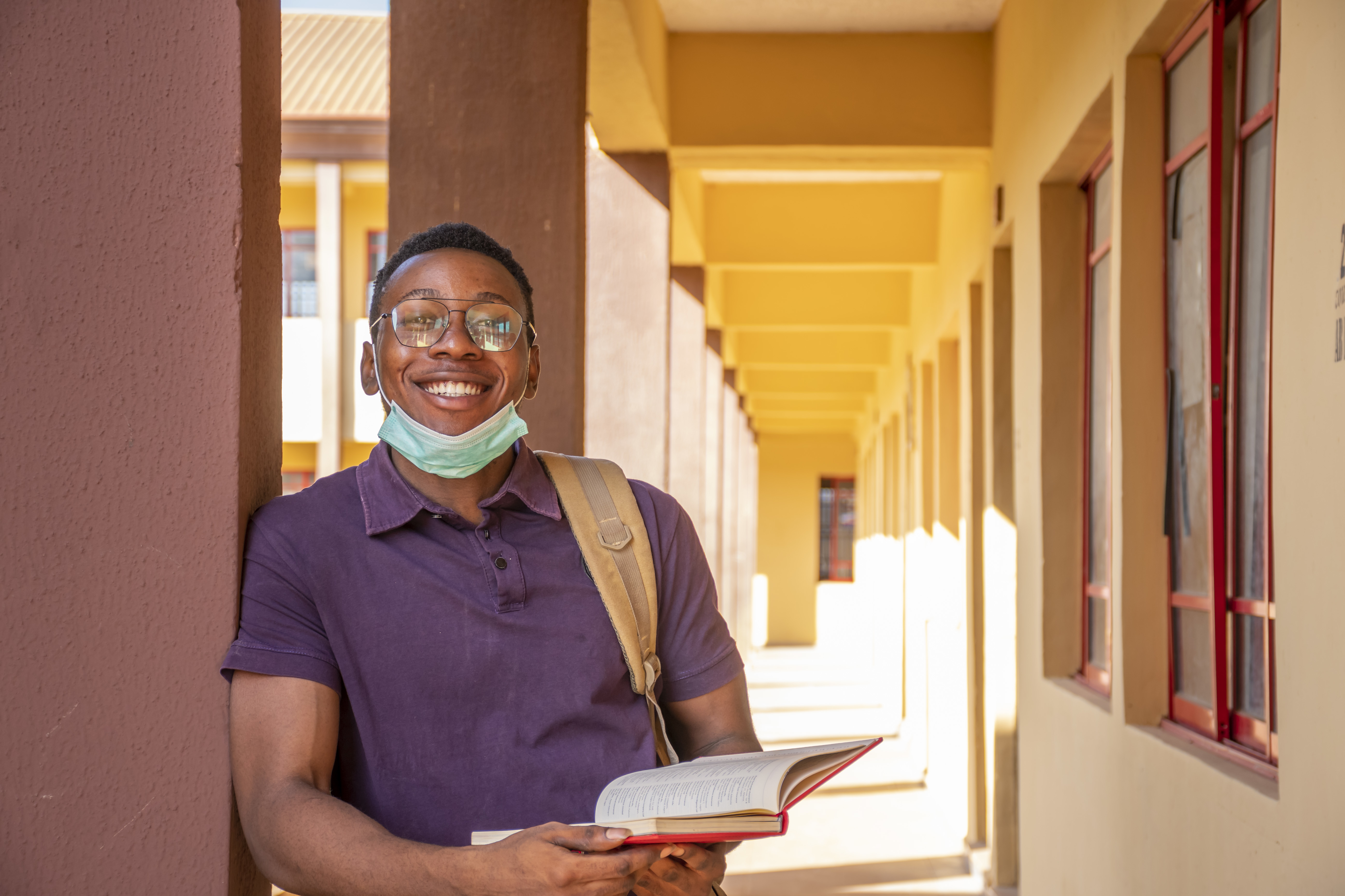 Étudiant souriant aux Écoles Sadaby